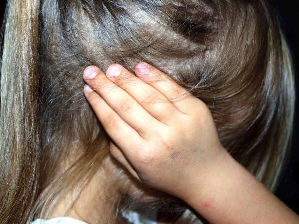 Policijska akcija razkrila srhljiv obseg spletnih zlorab otrok