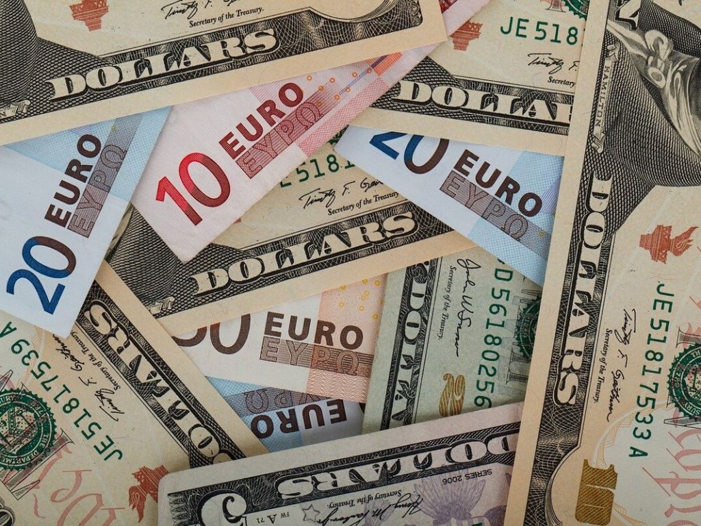 Slovenija zbrala pol milijarde dolarjev, pred tečajnimi nihanji se je zavarovala