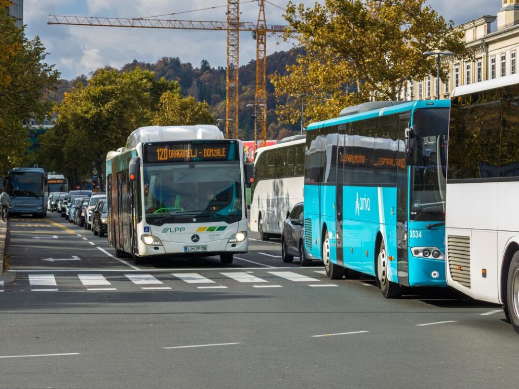 Prometni izzivi Slovenije: počasni vlaki, zastoji v prestolnici in nove rešitve