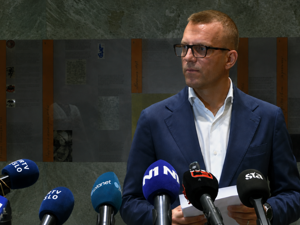 Novi politični škandal: Mijićeva izobrazbena laž in grožnje s sankcijami