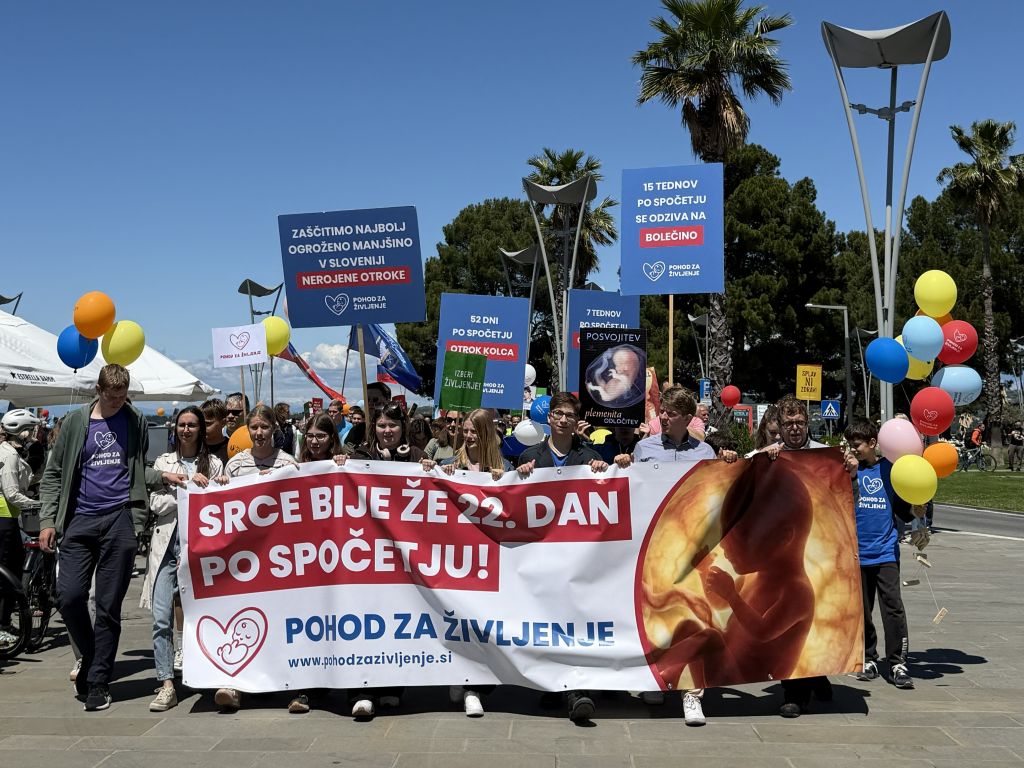 Razdeljena mnenja o pravicah in življenju: od parade ponosa do pohodov za življenje