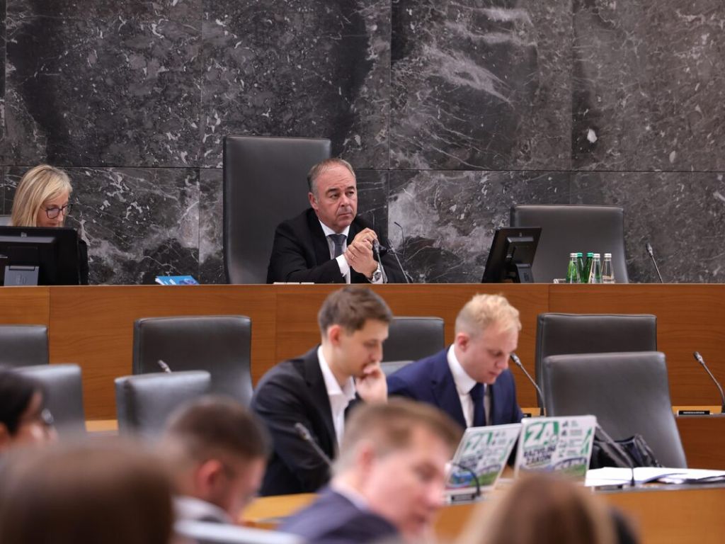 Razvojni zakon znova razdelil poslance, v razpravi celo namigovanja na Hitlerja
