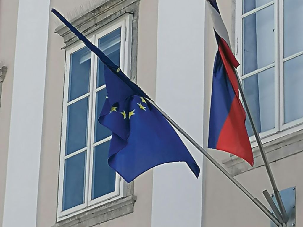 Kje stoji slovenska zastava?