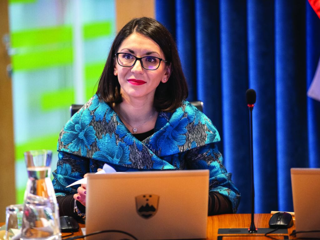 Političen škandal nekdanje ministrice dobiva kriminalno dimenzijo: NPU vložil ovadbe zaradi suma oškodovanja državljanov pri nakupu 13.000 računalnikov