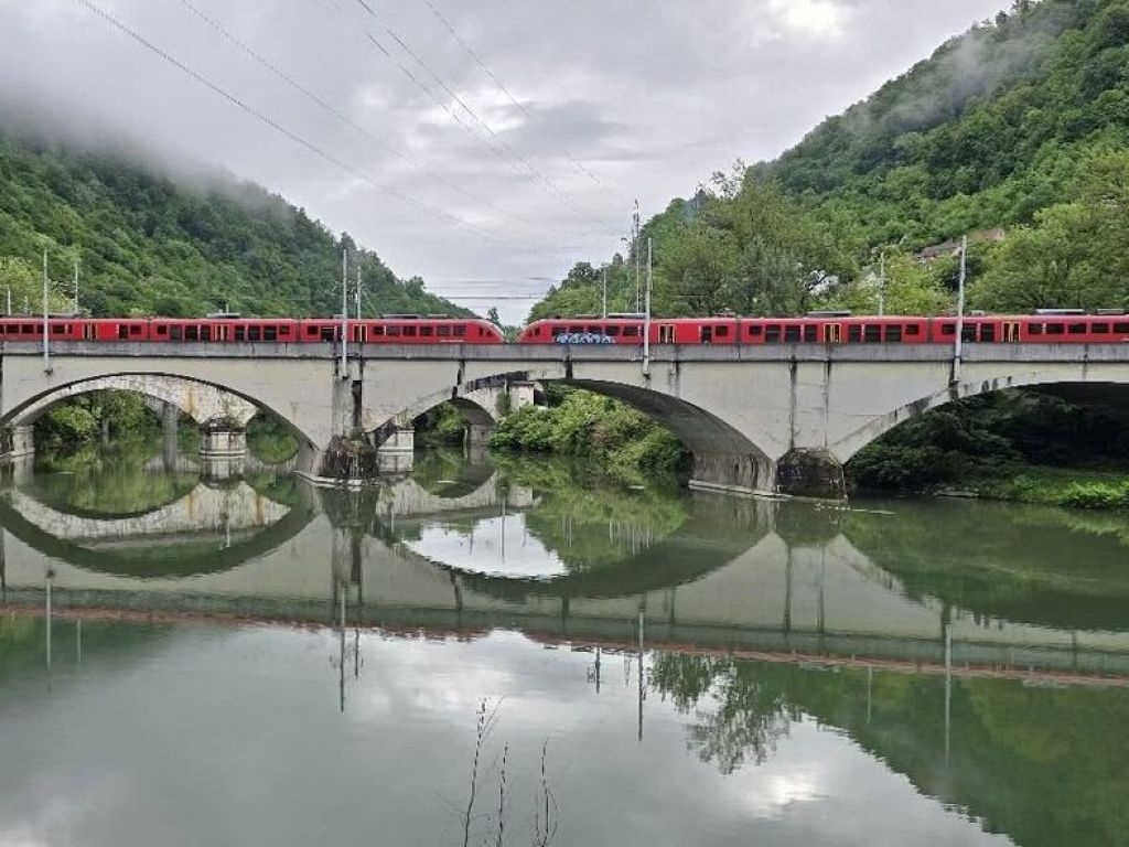 Vlak v daljave: potovanje, ki združuje sanje in resničnost