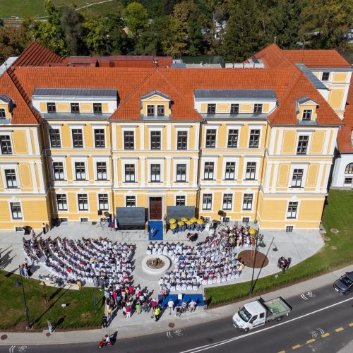 Sumljiv potek investicij v zdravstvu, a za policijo nič spornega