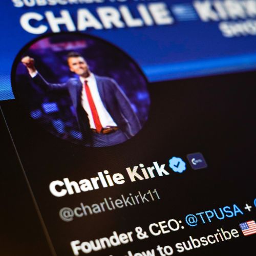Umor Charlieja Kirka – smrt »mučenika za resnico« užalostila milijone, vrstijo se obsodbe političnega nasilja