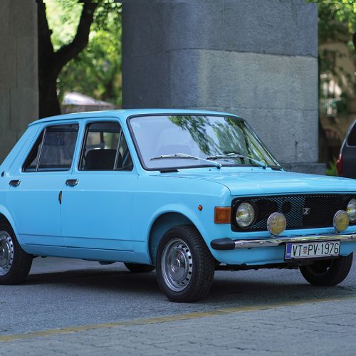 Male neumnosti velikega socializma (1/12): Če nimaš dobrega avta, nisi pravi fant