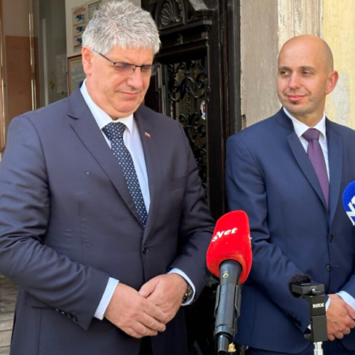 Policisti so danes odvzeli prostost dvema napada osumljenima Romoma, minister Poklukar pa opaža, da ga številni pozivajo k odstopu