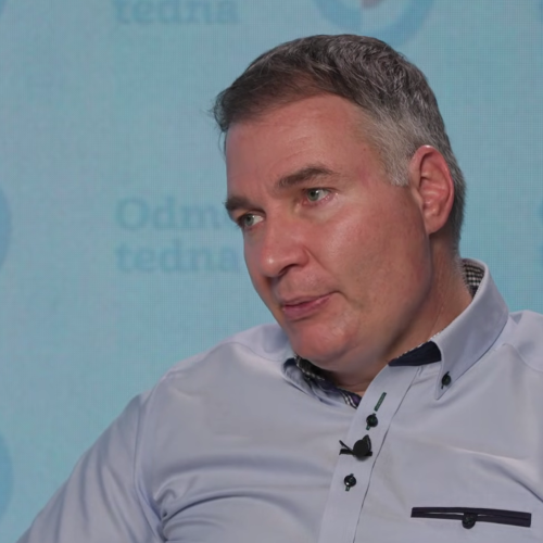 [Video] Aljuš Pertinač: Ko s prevaro dobiš denar in ga z lopato mečeš skozi okno (Odmev tedna, 28. 11. 2025)