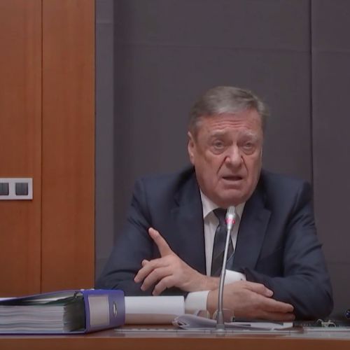 Janković: gradil bi tam, kjer lastnik ne sme; pred kamerami smeh, na sodišču molk