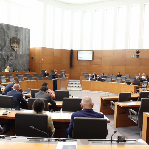 Poslanci so sprejeli nov zakon o medijih, v opoziciji kritični