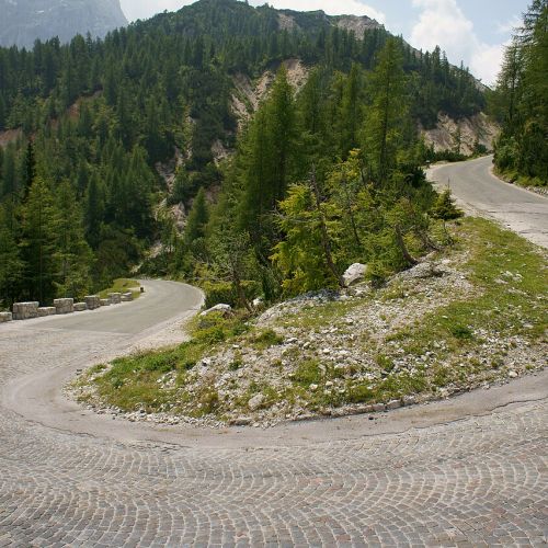 Nov prometni režim na Vršiču: Država z brezplačnimi avtobusi nad okoljske obremenitve prelaza
