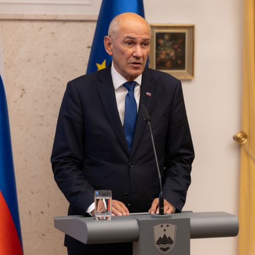 Janša ob sprejemu rebalansa proračuna: Višek javnih uslužbencev manjka v gospodarstvu