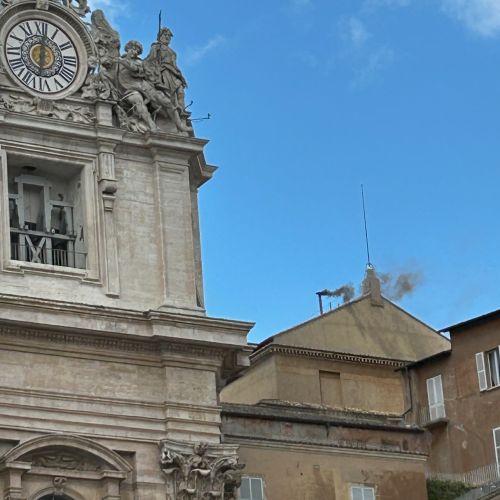 Prva dva kroga volitev drugega dne konklava neuspešna, sledita še dva kroga