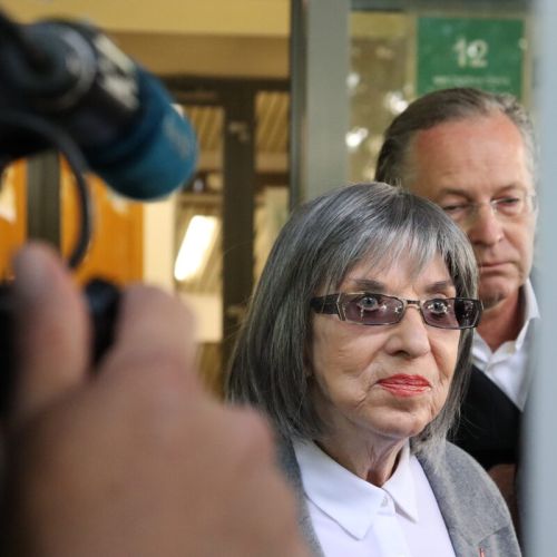 Makarovičeva verbalno napadla novinarko, njen odvetnik pa predlaga izločitev sodnice iz postopka