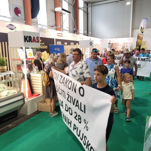 Varnostniki so napadli predstavnike prašičerejcev in poskušali odstraniti plakate