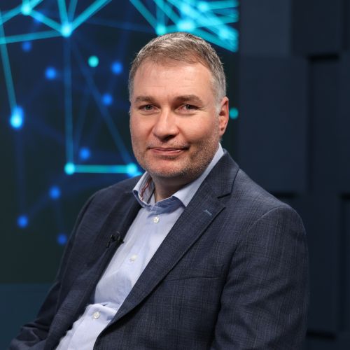 Aljuš Pertinač, politični analitik: Janša dela v tišini, Golob pa gruli na čistini