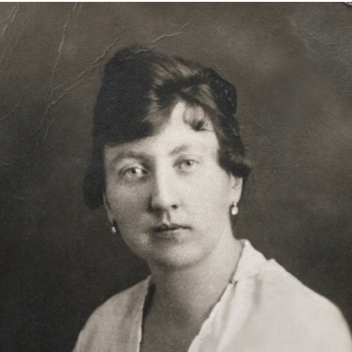 Prva Slovenka z doktoratom iz naravoslovja je bila Ana Jenko Štěrba-Böhm (1885–1936)