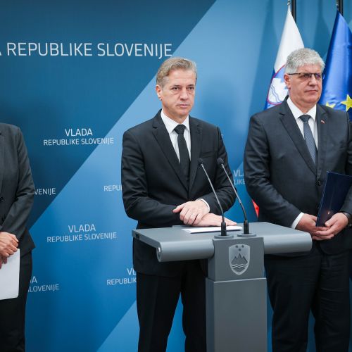 Katičeva in Poklukar odstopila, da rešita Golobovo kožo