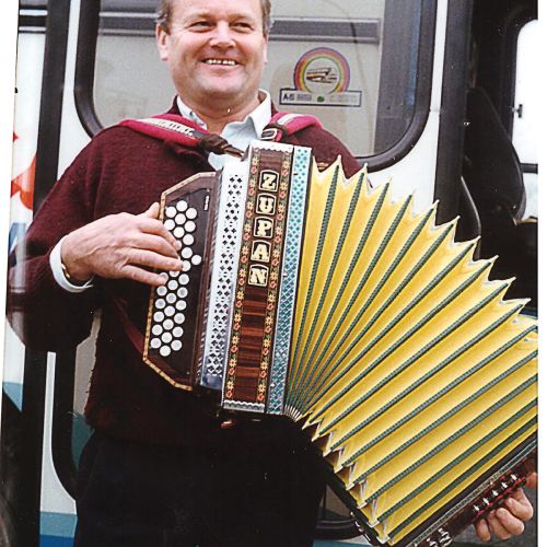 Henček je prvo harmoniko dobil od Ciganov