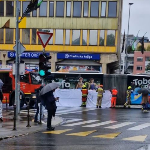 Mestni avtobus na prehodu povozil mlado dekle, ki je podleglo poškodbam