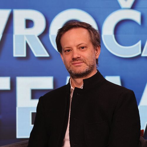 Polovico časa v službi delamo za državo