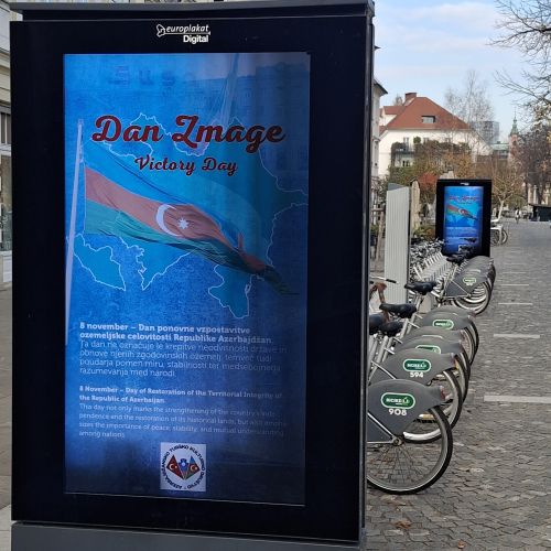 V Ljubljani plakati o dnevu azerbajdžanske zmage: Gre za podporo muslimanom pri nas?