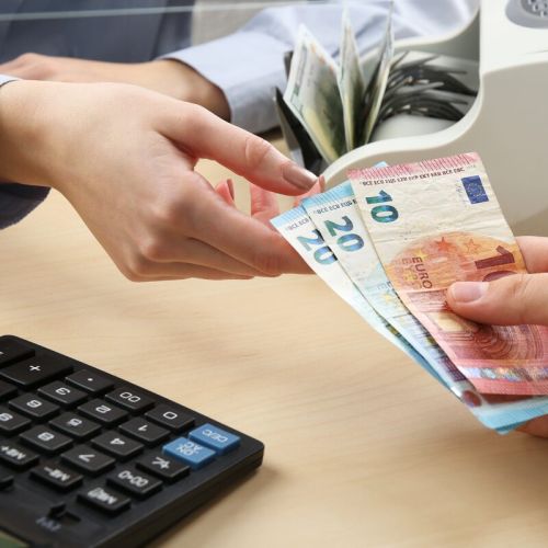 Povprečna plača julija znašala 2.708 evrov: javni sektor še naprej raste hitreje od gospodarstva