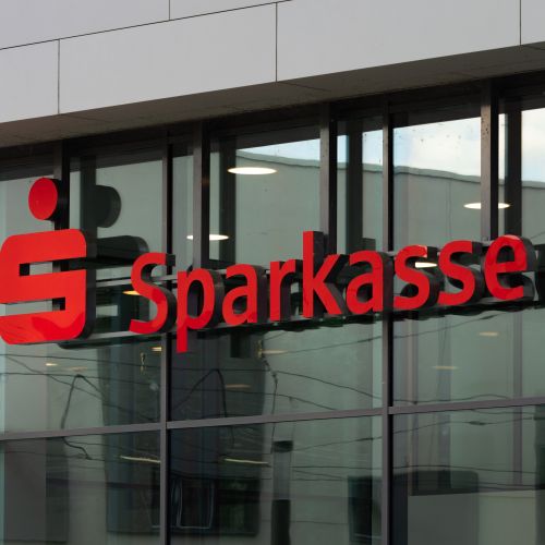 Praznično zatišje godi tudi roparjem – v trezor po filmsko z vrtalnikom