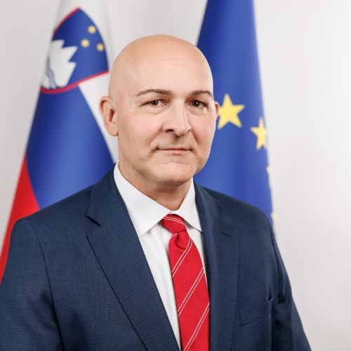 Ministrstvo z anketo brani prehod na osemletko, del stroke opozarja na naglico