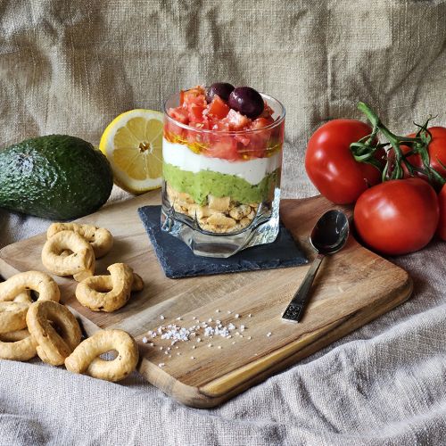 Kozarčki z avokadom, feta namazom in paradižnikom