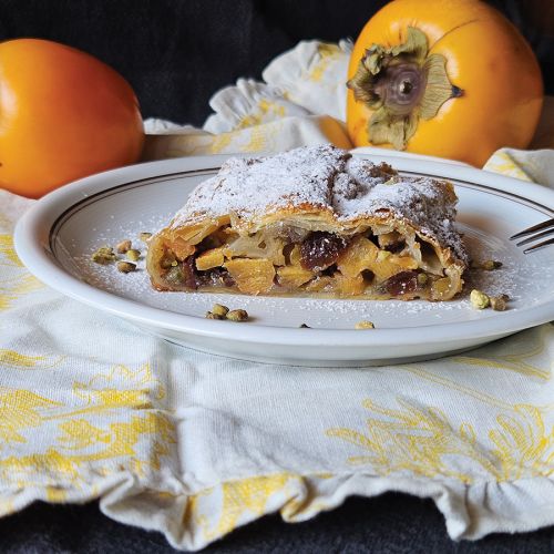 Zavitek s kakijem in pistacijo