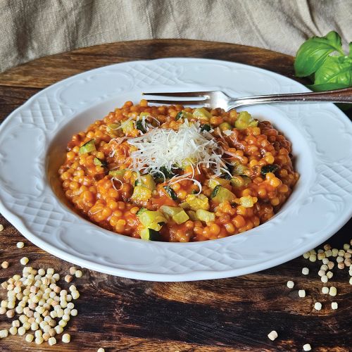 Fregola v paradižnikovi omaki z bučkami