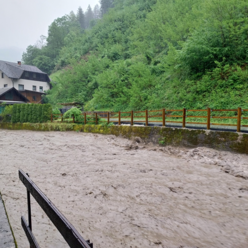 Nekatere ceste po neurju na Cerkljanskem še vedno neprevozne