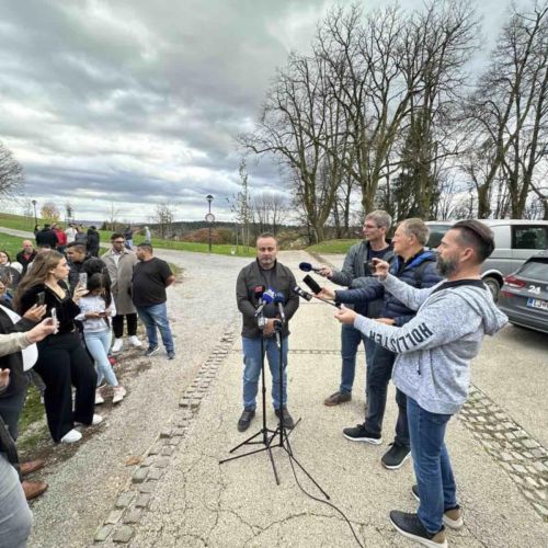 V Črnomlju zbrani Romi obsodili hujskanje in nabiranje političnih točk