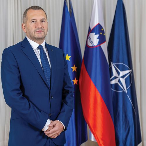 Holding Dovos: kraja desetletja pod pretvezo vzpona obrambne industrije?