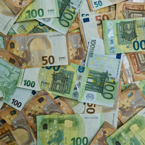 Predvolilno mešetarjenje z davki: Slovenci pri plačah pogorimo proti vsem sosedom, podjetja pa selijo sedeže