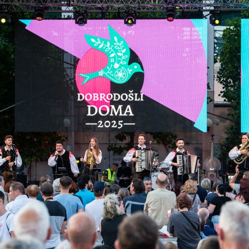 Dobrodošli doma, a niti besede o razlogih za eksodus in obžalovanja prelite krvi