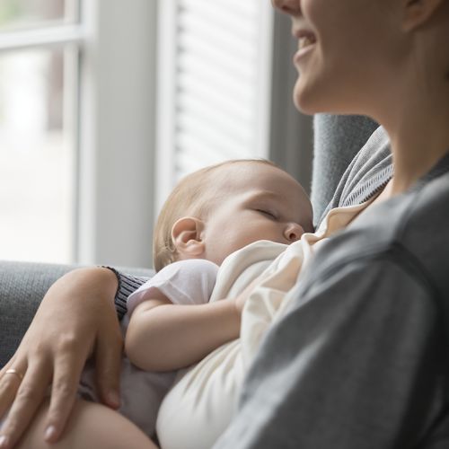 Znanost podpira dojenje, družba pa ga materam pogosto otežuje