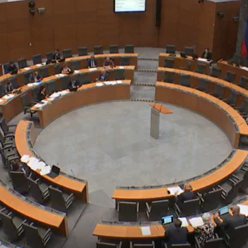 Poslanci bodo odločali o močno spremenjenem Šutarjevem zakonu