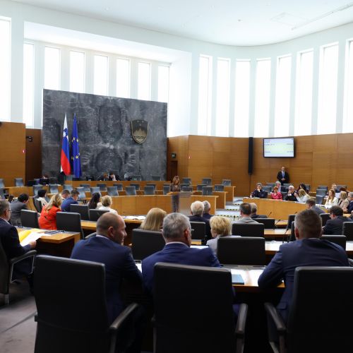 Združevanje ministrstev se jim zdi smiselno in potrebno, kritični predvsem v Levici
