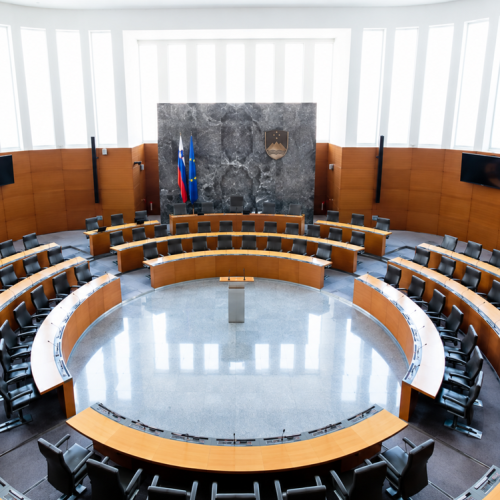 DZ v četrtem poskusu odredil preiskavi o Black Cube in financiranju strank