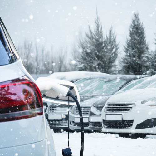 Zima brez milosti: Zakaj slovenski lastniki električnih vozil v mrazu bijejo bitko z dosegom?