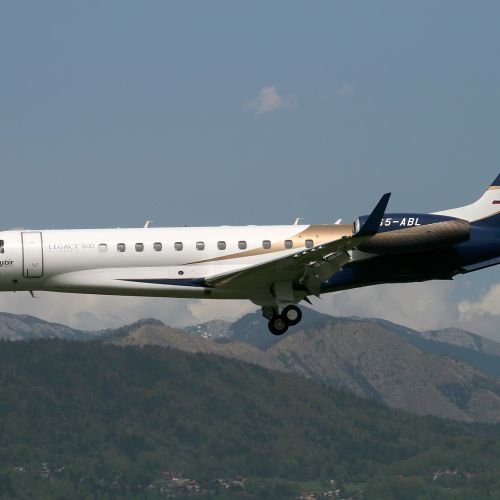 51zeg_embraer-emb-135bj-legacy-linxair-s5-abl-slo-01.jpg
