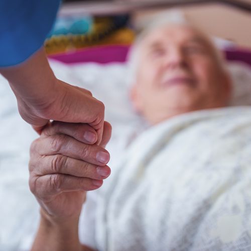 Kdo bo leta 2030 skrbel za starejše, gradil domove in zagotavljal javne storitve?