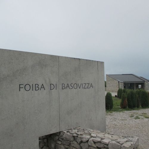 Fojbe: sosledje enega totalitarnega režima za drugim in eskalacija trenja med njima
