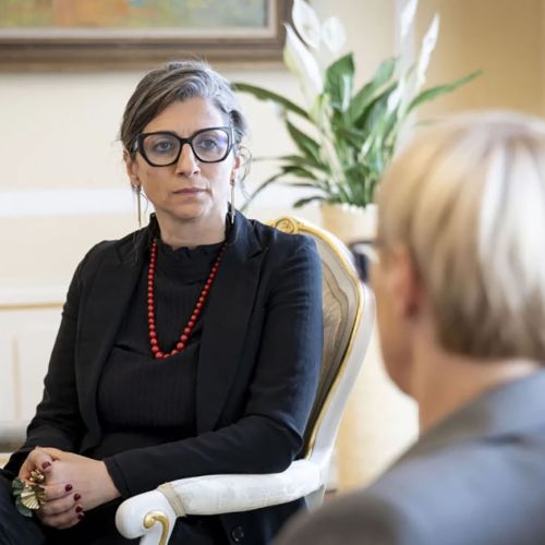 Kako se je Francesca Albanese v Južni Afriki »strahopetno in neuspešno« izognila vročitvi sodne dokumentacije