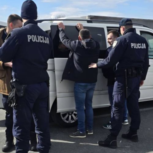 Odvrgel mrtve migrante in po vsej verjetnosti zbežal v Slovenijo