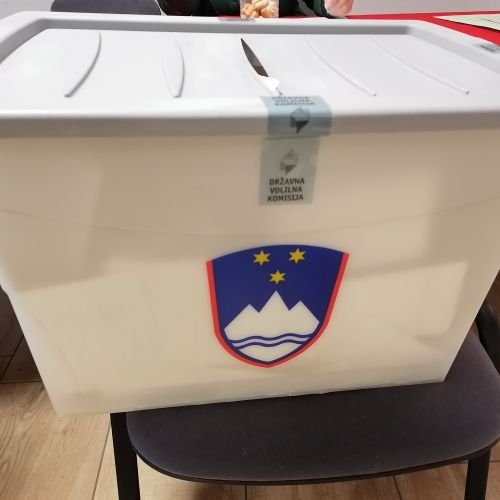 Novinarjem Planet TV je Svoboda prepovedala vstop v volilni štab. Volilna udeležba ob 16.00 malce čez polovico.